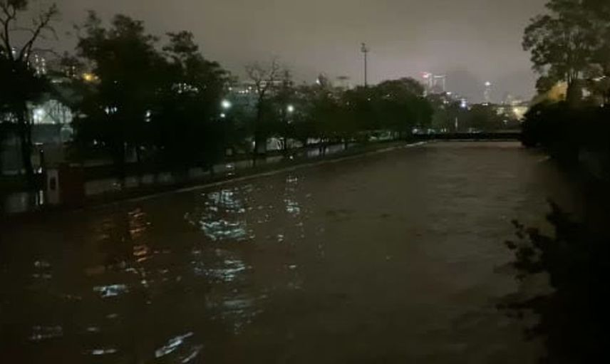 İstanbul'da sağanak yağışın etkisi: Kağıthane Deresi taşma noktasına geldi