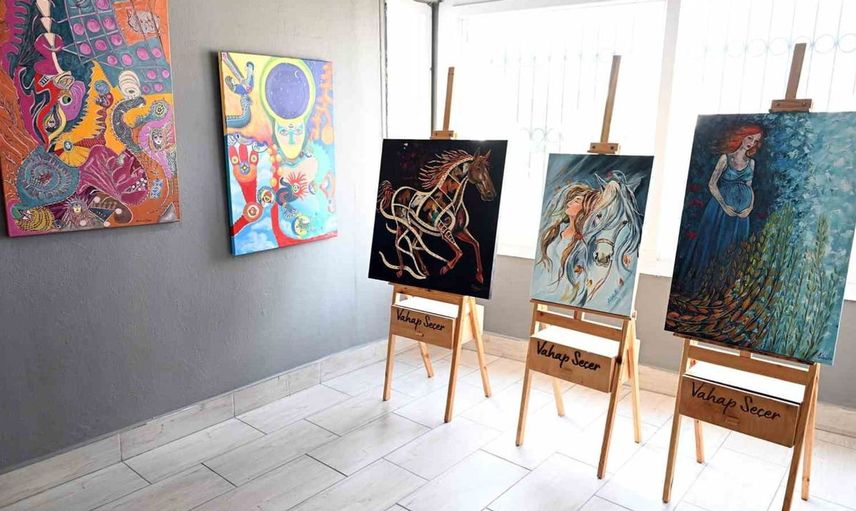Tarsus'ta esnaflar sanatçıları ağırlıyor: vitrinlerde sanat sergileniyor