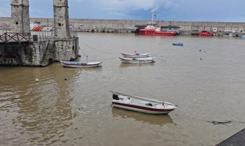 Zonguldak limanı sağanak sonrası çamur ve atıklarla kaplandı