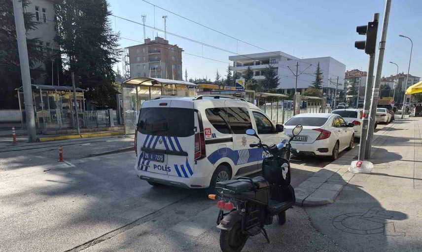 Olay yerinden kaçan otomobil elektrikli bisiklet sürücüsünü yaraladı