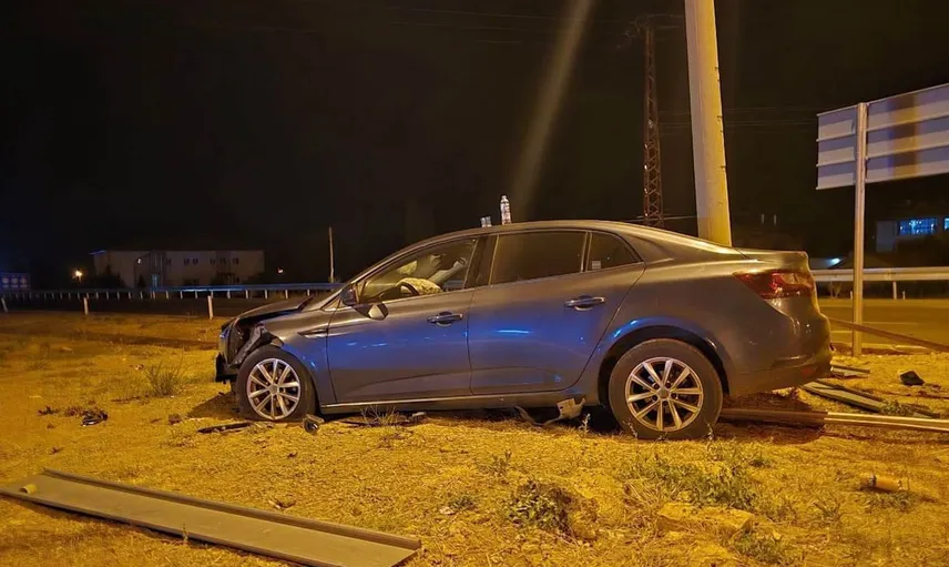 Isparta'da kavşakta iki otomobil çarpıştı: 3 kişinin durumu iyi