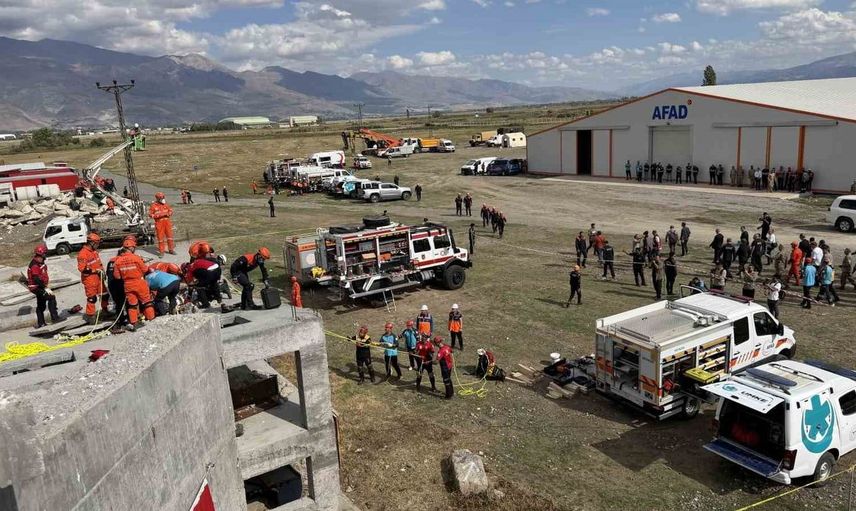 Erzincan'da deprem tatbikatı gerçekleştirildi: Ekipler sahada görev aldı