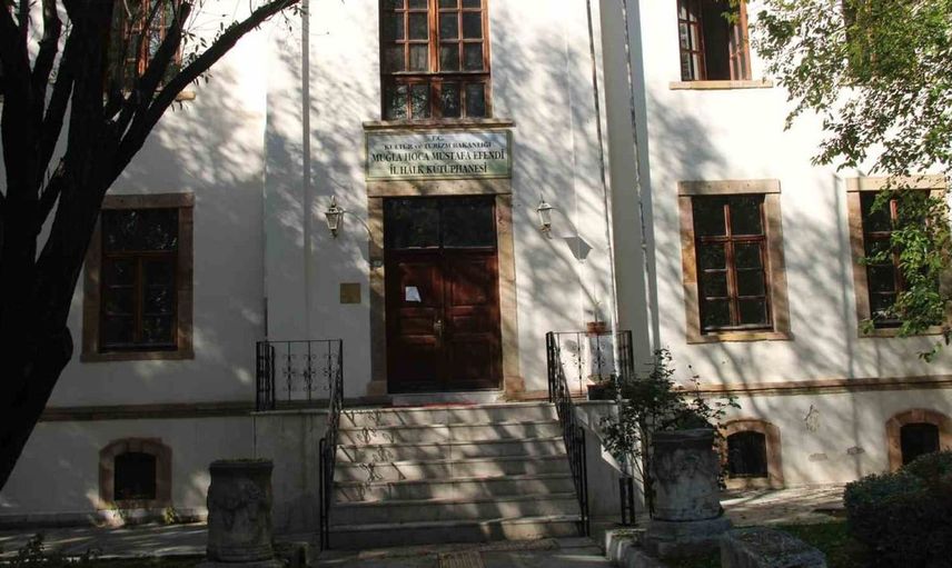 Muğla halk kütüphanesi, güçlendirme çalışmalarına rağmen hizmet vermeye devam ediyor