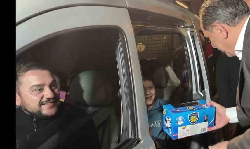 İstanbul emniyet müdürü Kağıthane'de denetim yaptı: Çocuklara hediyeler dağıtıldı