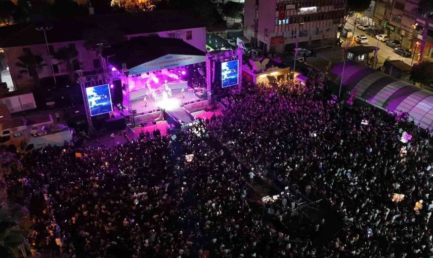 Menemen’de kurtuluş coşkusu: Sefo konseri on binleri bir araya getirdi