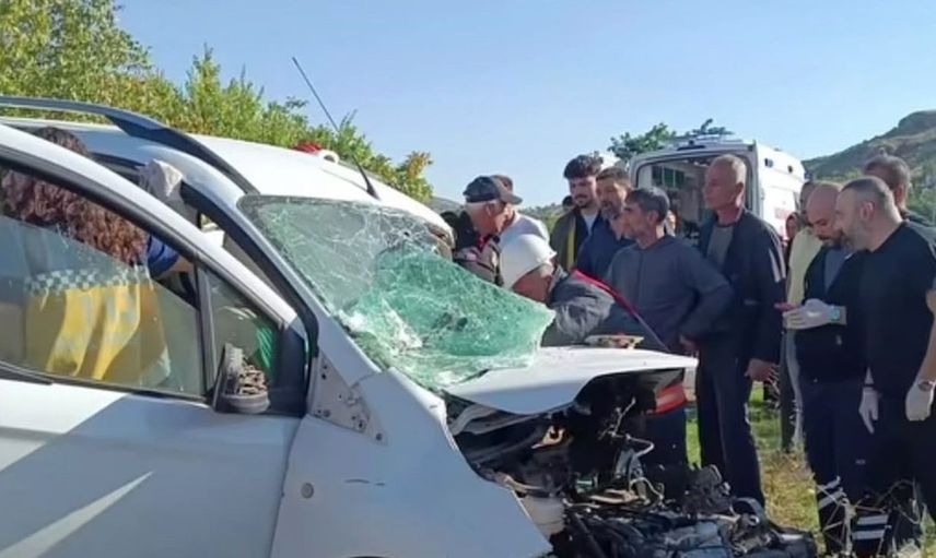 Mardin'de hafif ticari araç ile minibüs çarpıştı: 4 kişi yaralandı