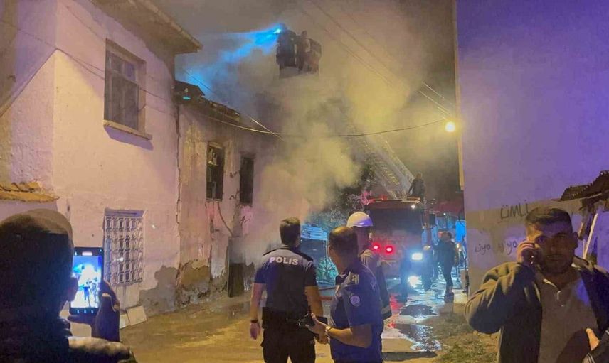 Karaman'da metruk evde çıkan yangın mahalleliyi sokağa döktü