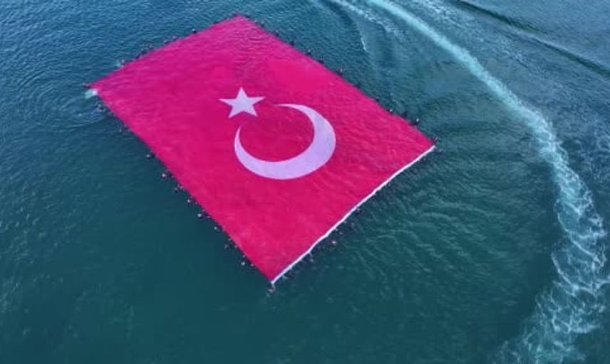 Büyükçekmece'de denizden zafer coşkusu: 660 metrekarelik Türk bayrağı açıldı