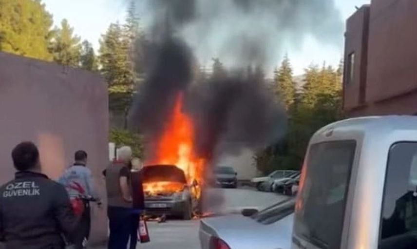 Tokat'ta hastane otoparkında yangın: Park halindeki otomobil alev aldı