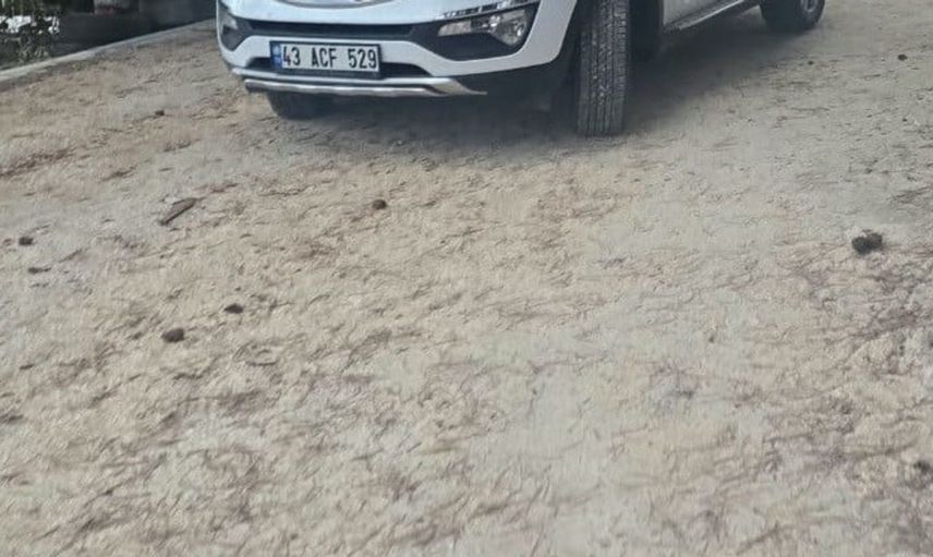 Pelitözü Göleti'nde yürüyüş yoluna park eden sürücüye tepkiler yükseldi