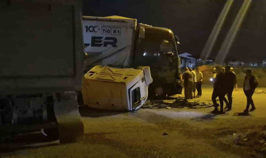 Ankara'da hafriyat kamyonu tıra yandan çarptı: 1 yaralı