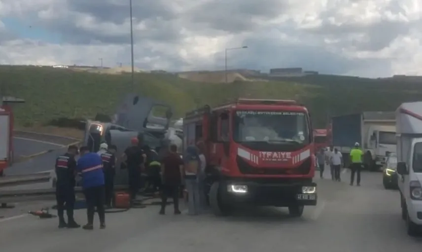 Beton mikseri devrildi, sürücü itfaiye ekipleri tarafından kurtarıldı