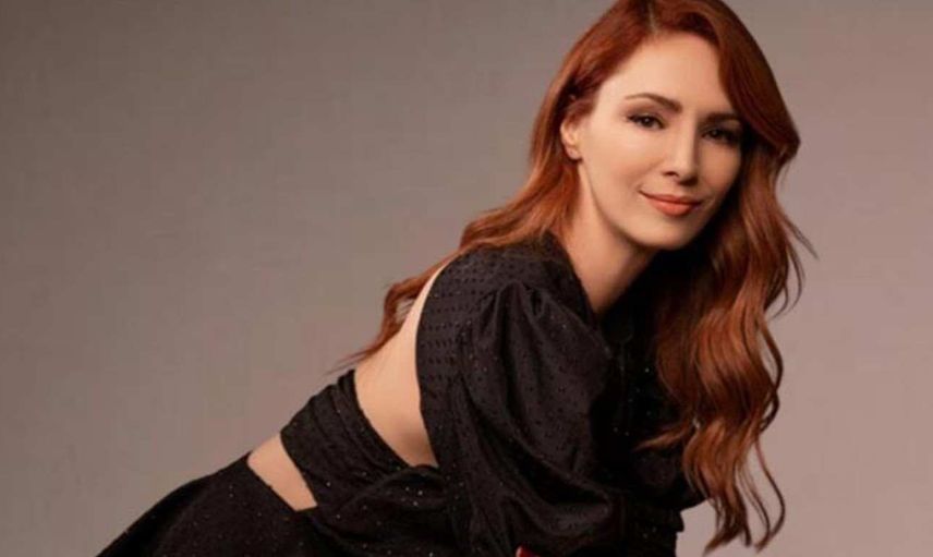 43 yaşındaki Mine Tugay'ın mini etekli pozu sosyal medyayı salladı!