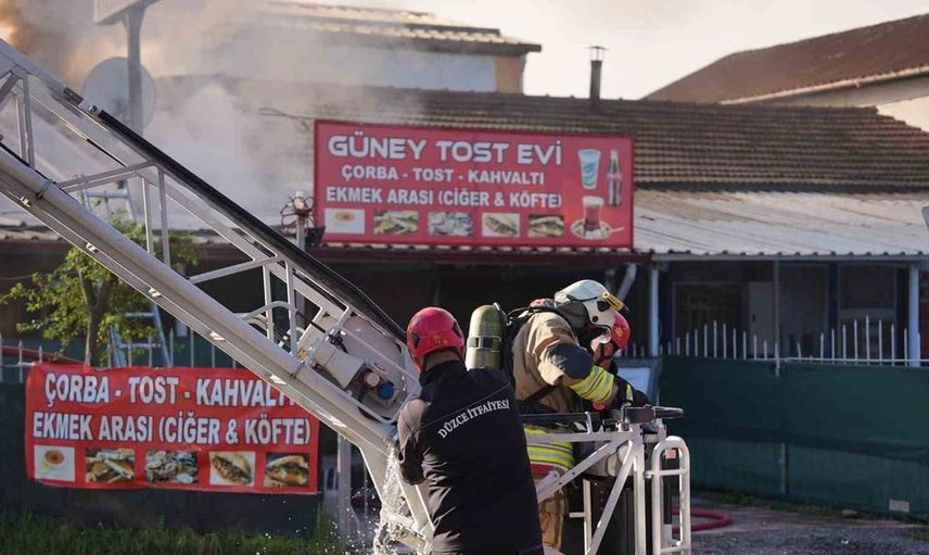 Düzce'de kıraathanenin çatısında yangın: işletme kullanılamaz hale geldi