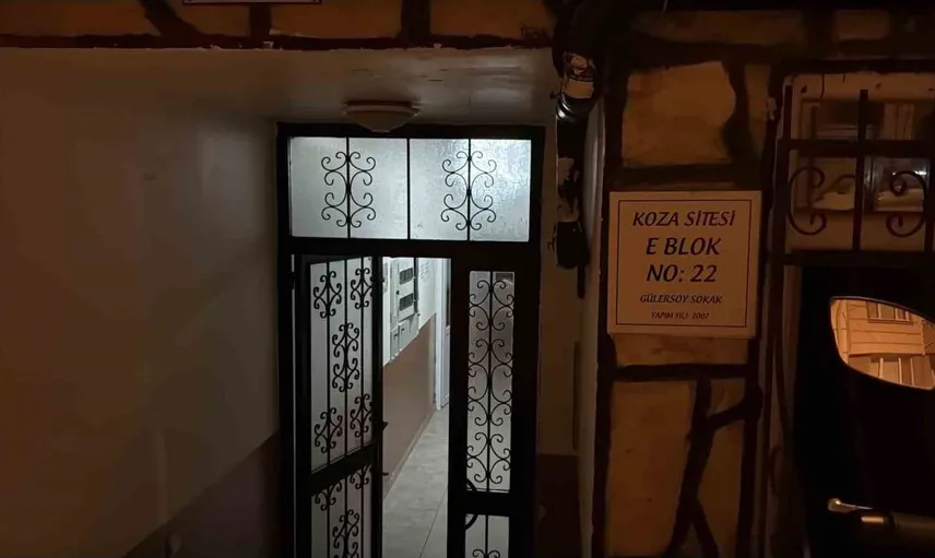 Uyuşturucu kolilerini çalan şüpheliler apartmandan kaçarken kaza yaptı