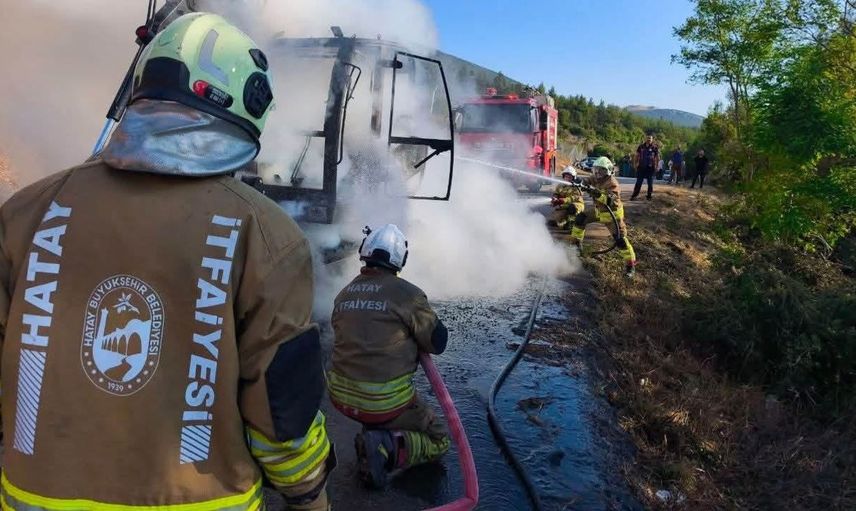 İskenderun'da iş makinesi yangında tamamen yok oldu