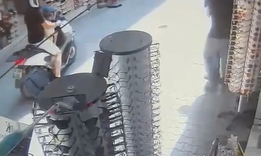 Bursa'da hayat kurtaran an: Esnaf, Heimlich manevrası ile kuryeyi kurtardı
