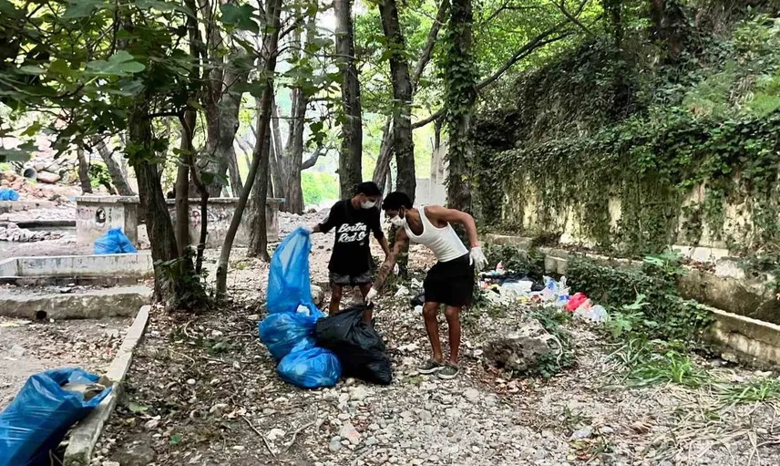 Antalya'da gençlerin çevre duyarlılığına örnek davranış: ailecek temizlik yaptılar