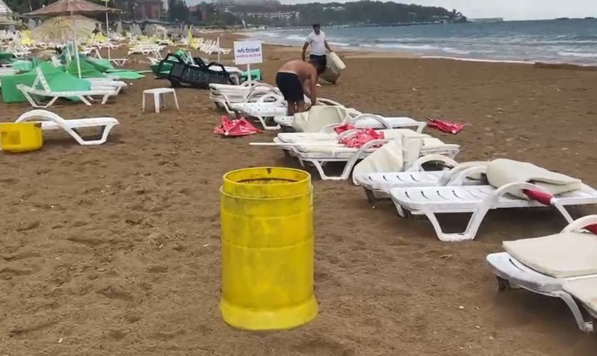 Alanya'da şiddetli rüzgar plajı altüst etti: Şezlonglar sürüklendi