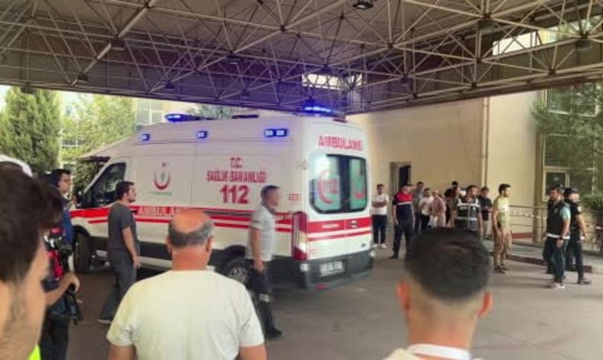 Turgutlu’da okul önünde gerçekleşen silahlı saldırı sonrası yaralı öğrenciler hastaneye kaldırıldı