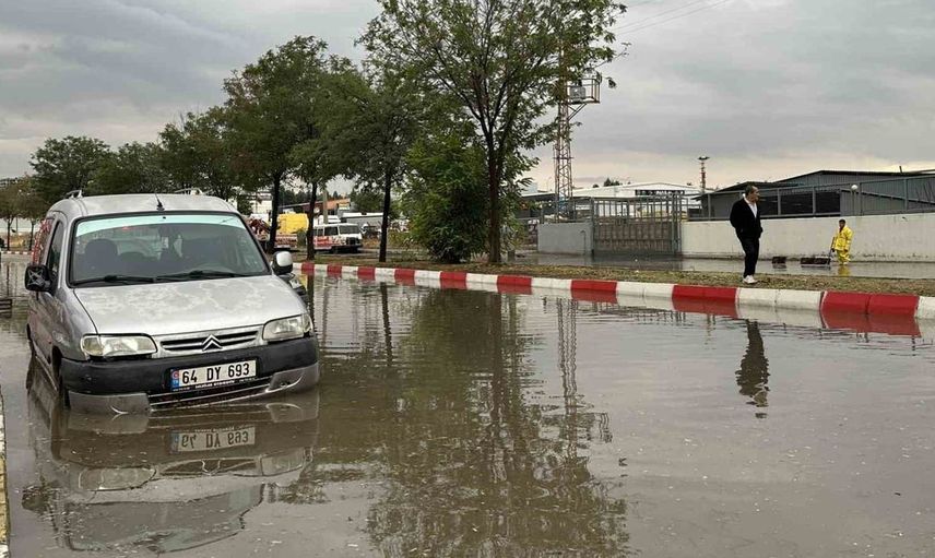 Uşak’ta sağanak sonrası yollar suda kaldı