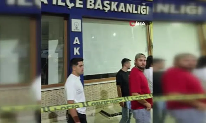 Freni boşalan otomobil AK Parti ilçe binasına daldı