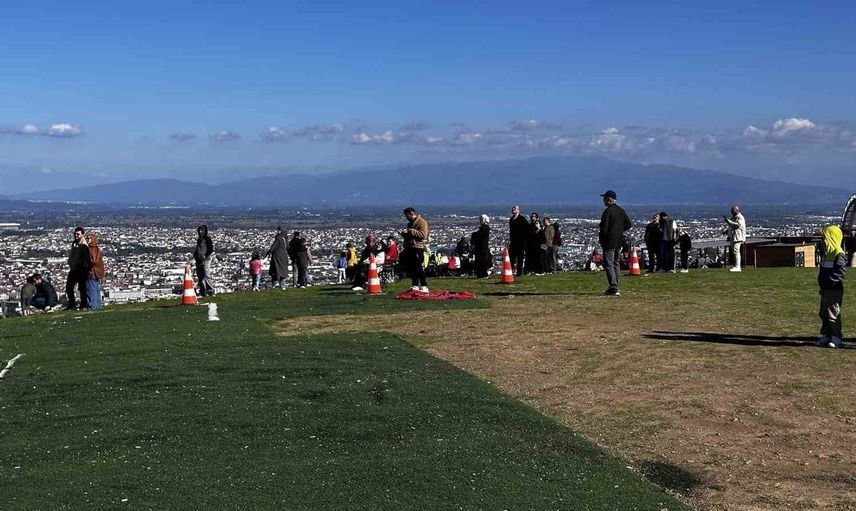 Sakarya'da güneşli havanın tadını çıkaran yamaç paraşütü tutkunları buluştu