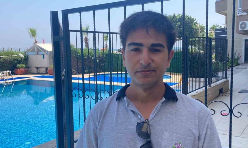 Mersin’de görevli, boğulmak üzere olan çocuğu havuzdan kurtardı