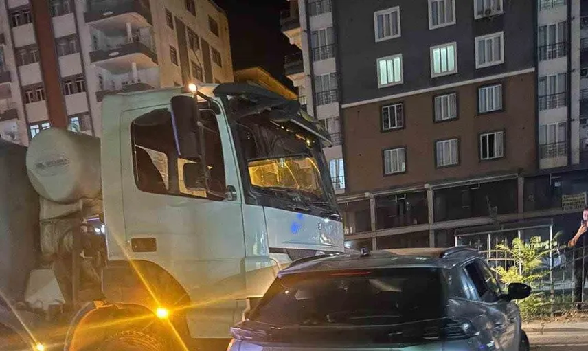 Batman'da beton mikseri ile otomobil çarpıştı, maddi hasar oluştu