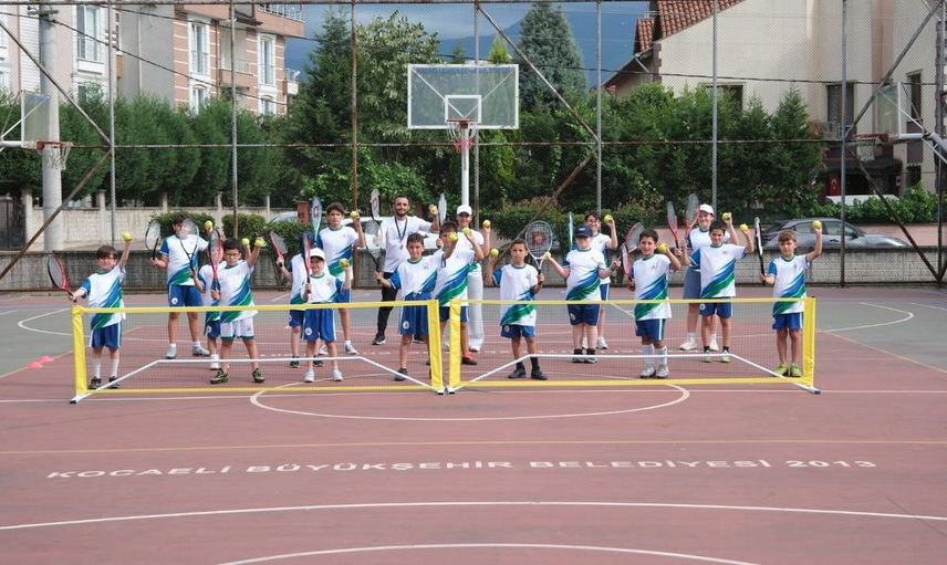Kartepe'de çocuklar yaz tatilini sporla değerlendiriyor
