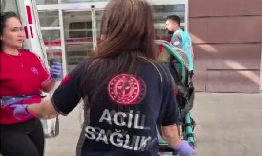 Adıyaman'da otobüste dengesini kaybeden yaşlı adam bıçakla yaralandı
