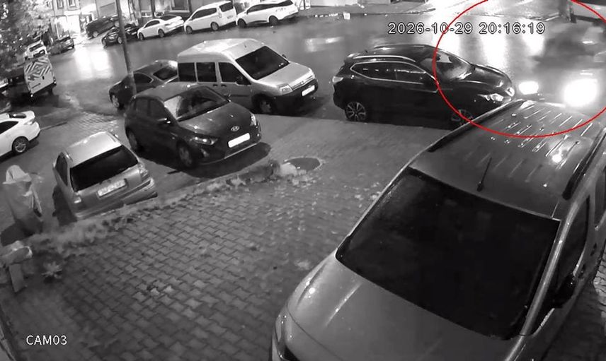 Esenyurt'ta yağışlı havada direksiyon hakimiyetini kaybeden sürücünün madde hasarı