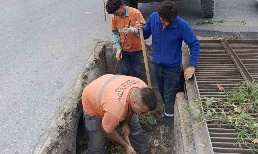 Ayvalık'ta kış öncesi yağmur suyu kanallarında büyük temizlik seferberliği