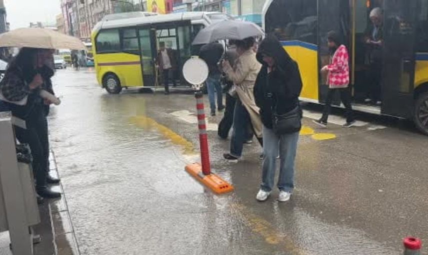 Van'da beklenmedik sağanak yağmur hayatı olumsuz etkiledi
