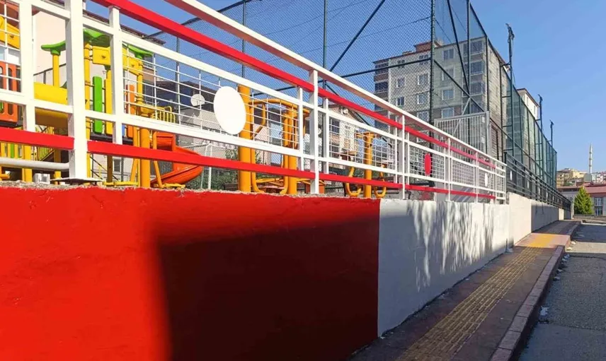 İlkadım'daki parklar kırmızı-beyaz renklere büründü