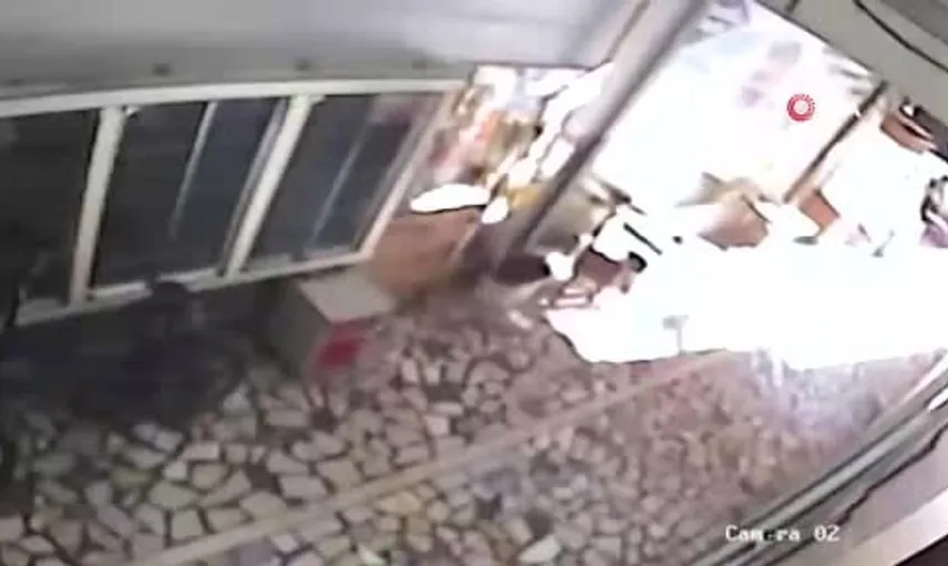 Küçükçekmece'de silahlı saldırganın kovalamacası kamerada: Polis başarılı operasyon gerçekleştirdi