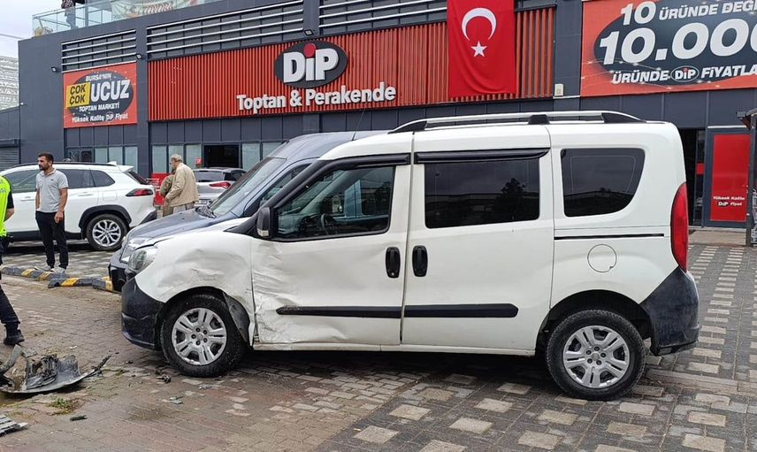 İnegöl'de kontrolden çıkan araç zincirleme kazaya neden oldu