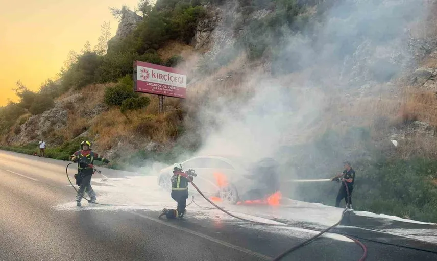 Aydın'da elektrikli Mercedes otomobil yolda alev aldı: 8 milyon TL'lik aracın mühendislik sorunu mu var?
