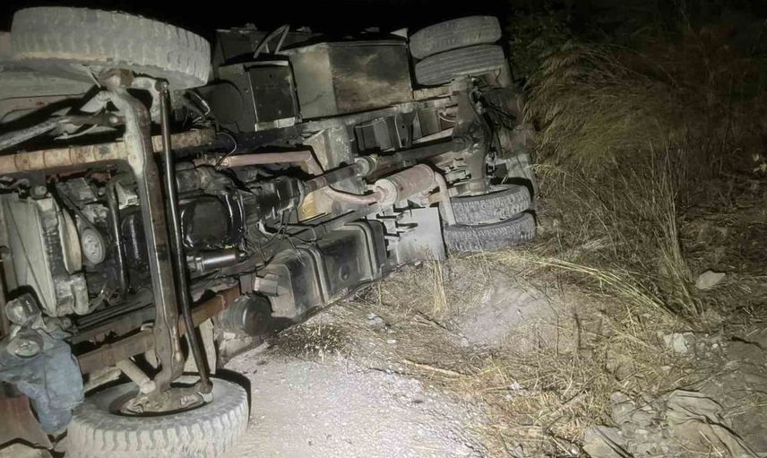 Bursa'da devrilen iş makinesinde sürücü arkadaşları tarafından kurtarıldı