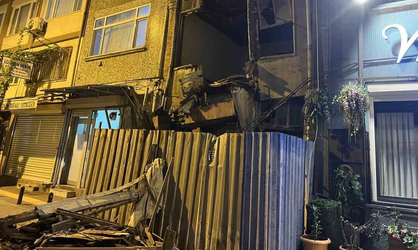 Bakırköy'de metruk bir bina çöktü: O anlar cep telefonuyla kaydedildi