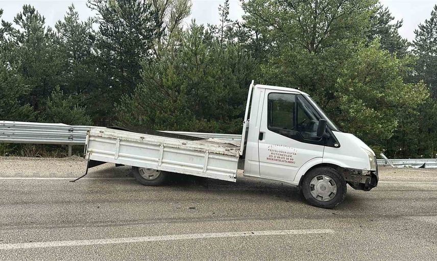 Kastamonu'da kamyonet bariyerlere çarptı: Etrafa saçılan kovandaki arılar telef oldu