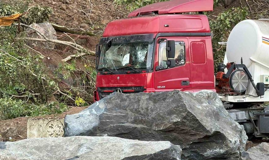 Artvin'deki tır parkında yaşanan heyelan bir cana mal oldu