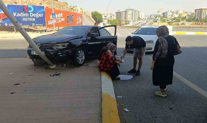 Şanlıurfa'da otomobil kazası: 1 kadın hastaneye kaldırıldı