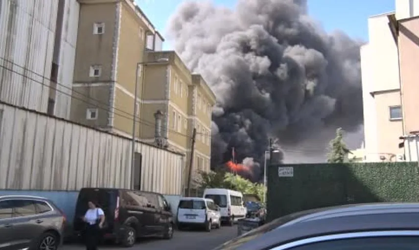 Tuzla deri sanayi bölgesindeki fabrika alev alev: Yangına müdahale sürüyor
