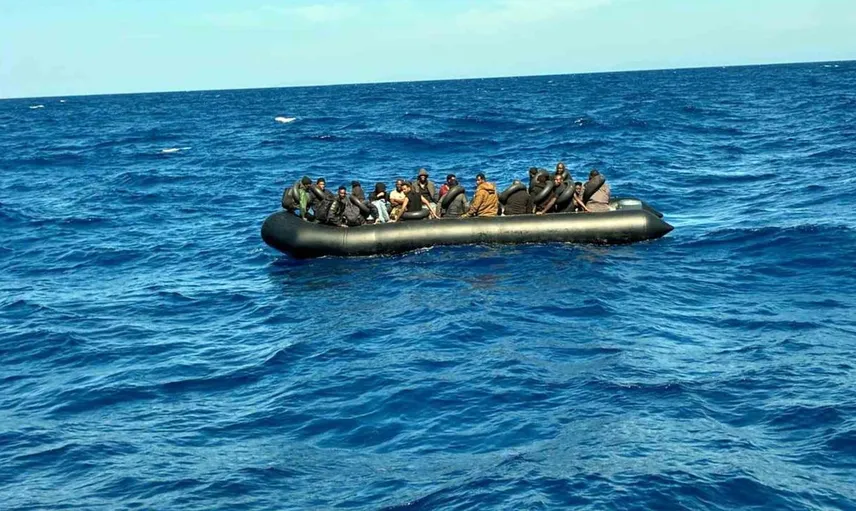 Muğla'da lastik botta 39 düzensiz göçmen yakalandı