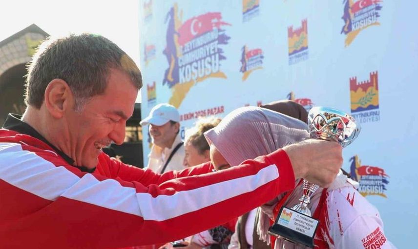 Cumhuriyet Koşusu’nda Zeytinburnu sokakları sporcuyla doldu taştı