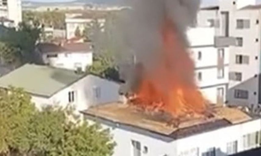 Tuzla'da 2 katlı binanın çatısı yangında alev aldı