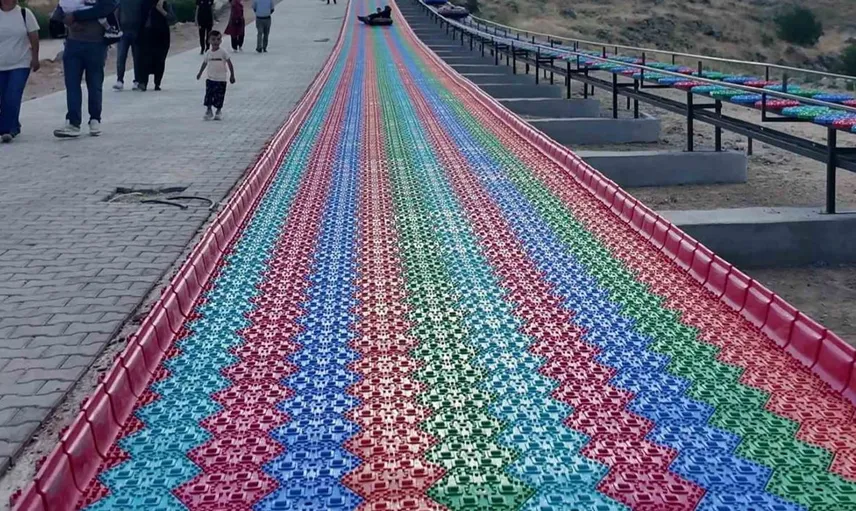 Niğde'deki dev renkli kaydırak, gece saatlerinde de ziyaretçileri ağırlıyor