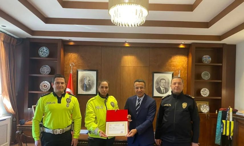 Örnek davranışla gönülleri fetheden polis memura başarı belgesi verildi