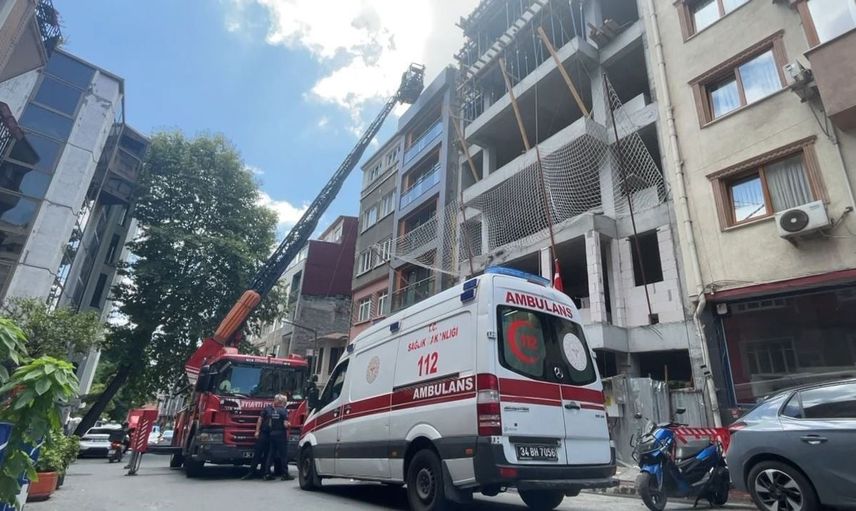 Beyoğlu'nda çatıdaki çıplak kişi turist çıktı